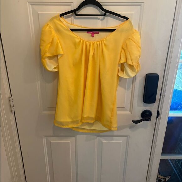 Walter Baker Gold Flutter Sleeve Blouse with Ruffled Details - Picture 2 of 6